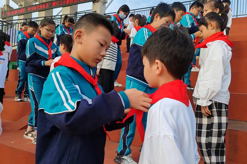 优秀少先队员给新队员授红领巾2.jpg