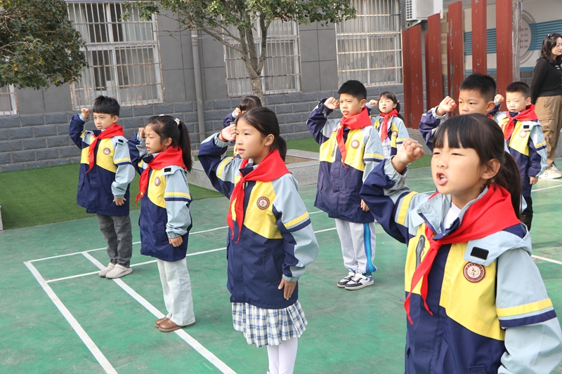 潢川县第一小学少先队建队日入队仪式5.JPG