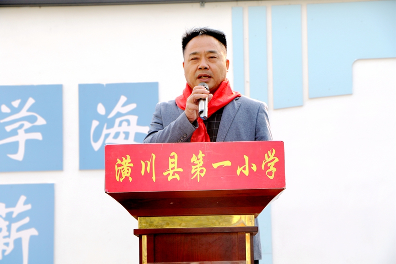 潢川县第一小学少先队建队日入队仪式6.JPG