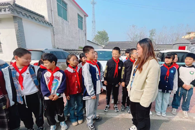 魏岗余店小学开展道路交通事故应急演练活动照片②.jpg