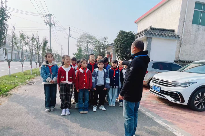 魏岗余店小学开展道路交通事故应急演练活动照片③.jpg