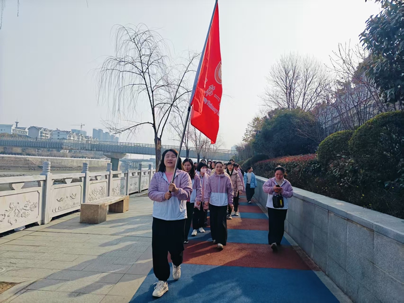 潢川一小开展“健康同行  快乐徒步”纪念“三八”国际妇女节活动4.jpg