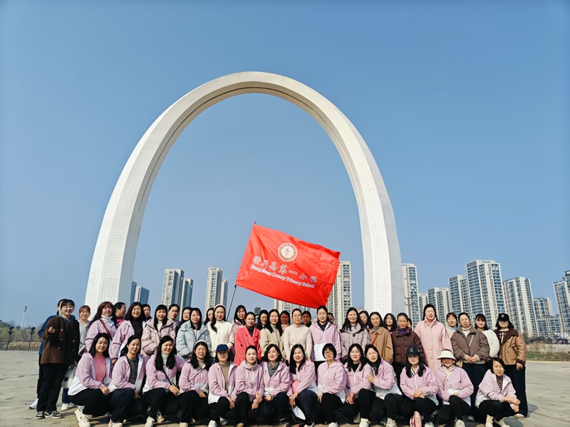 潢川一小开展“健康同行  快乐徒步”纪念“三八”国际妇女节活动5.jpg