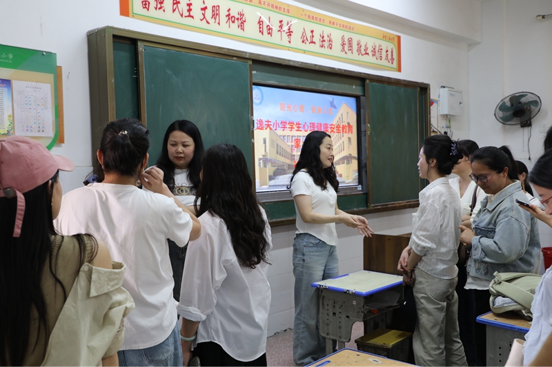 家长和老师交流.jpg